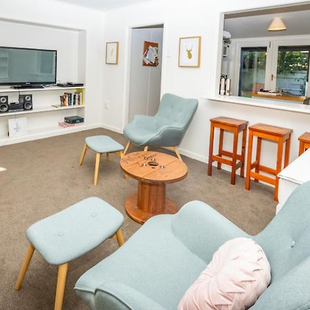 Hop, Skip And Jump To The Lake - Te Anau House Екстериор снимка