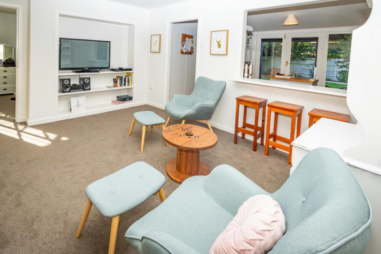 Hop, Skip And Jump To The Lake - Te Anau House Екстериор снимка